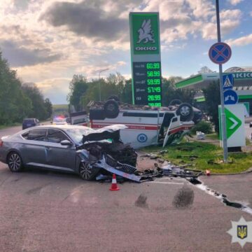 На Калущині зіткнулися легковик та “швидка допомога”