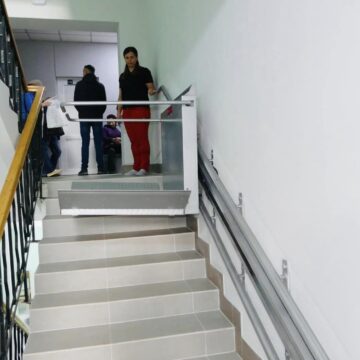 У Калуській поліклініці встановили автоматизований підйомник для людей з інвалідністю