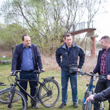 На ровері на Пасічну: вранці міський голова з чиновниками вже побували з інспекцією в цьому районі