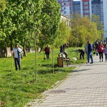 Велике прибирання і озеленення: у Івано-Франківській громаді провели толоку