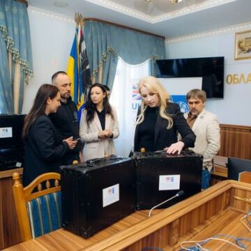8 ЦНАПів Прикарпаття отримали мобільні кейси для обслуговування маломобільних груп населення