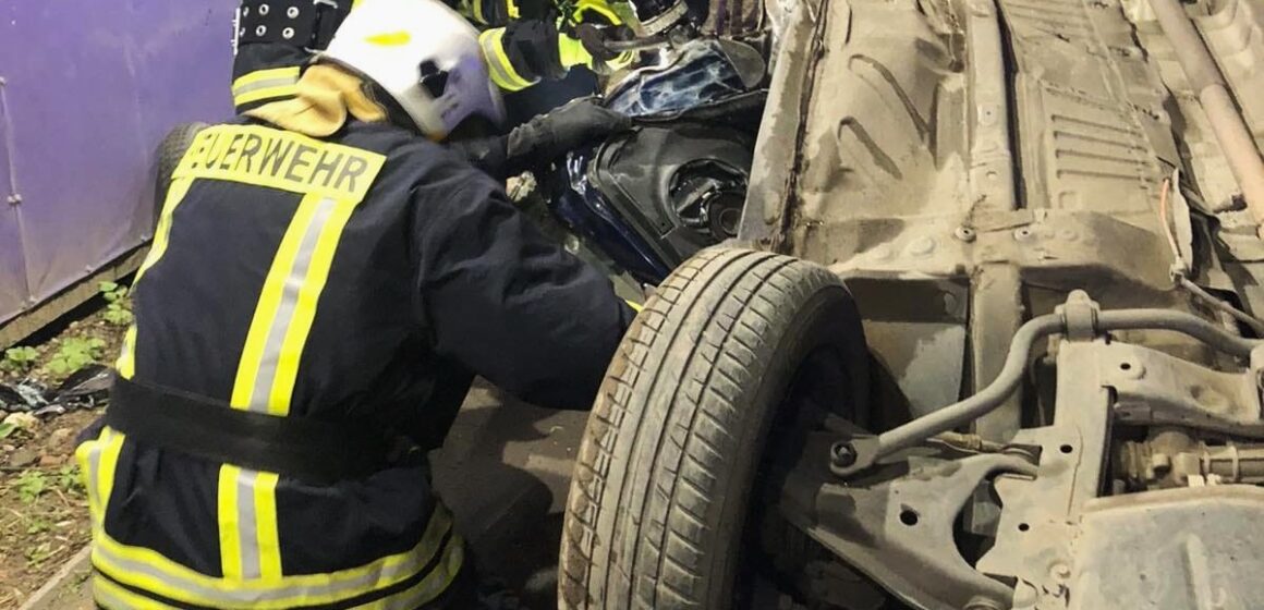 В нічній ДТП на Набережній перекинувся автомобіль В нічній ДТП на Набережній перекинувся автомобіль