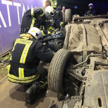 В нічній ДТП на Набережній перекинувся автомобіль В нічній ДТП на Набережній перекинувся автомобіль