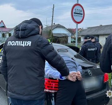 11500 євро за незаконний перетин кордону: поліція Прикарпаття викрила злочинну групу 11500 євро за незаконний перетин кордону: поліція Прикарпаття викрила злочинну групу