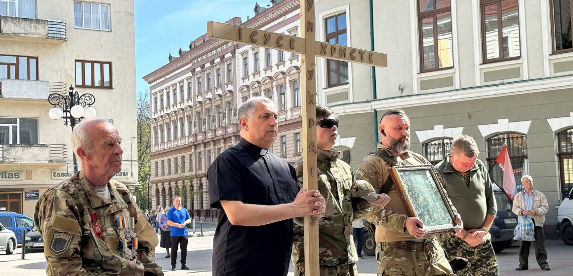 Зі Старих Кут до Авдіївки: в Івано-Франківську помолилися Хресну дорогу (ФОТО)