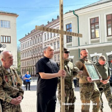 Зі Старих Кут до Авдіївки: в Івано-Франківську помолилися Хресну дорогу (ФОТО)