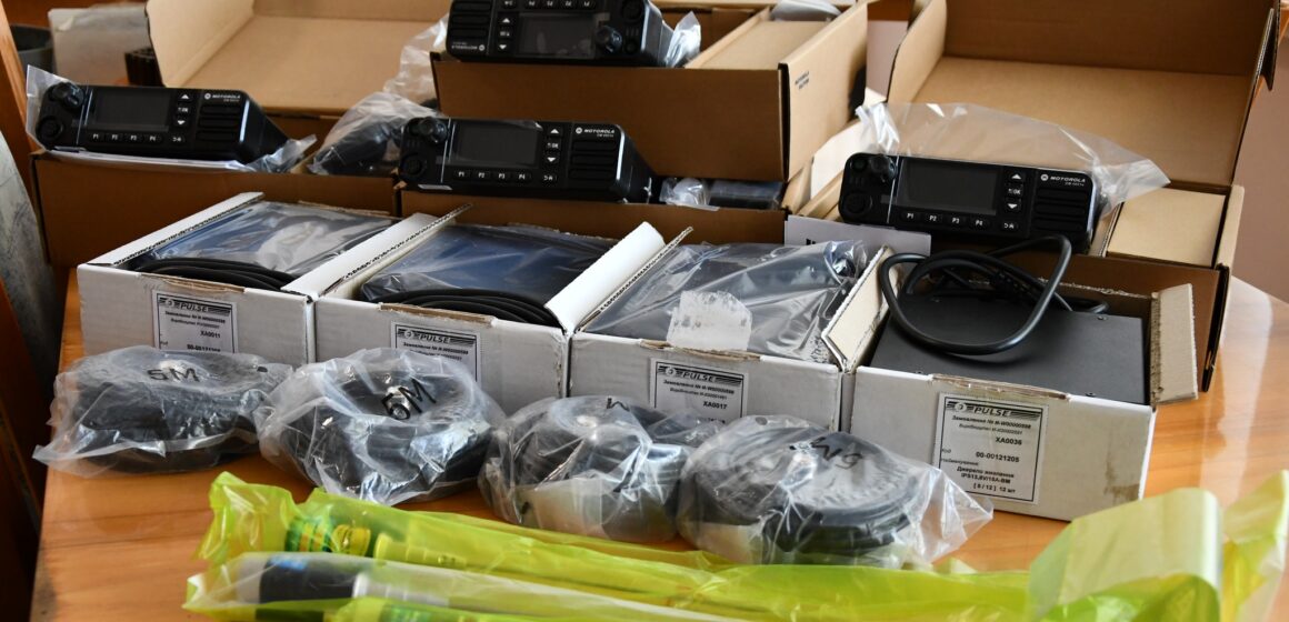 Рогатинська громада передала 4 радіостанції для наших гвардійців