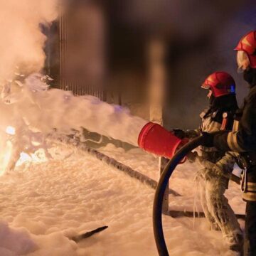 Прикарпатські рятувальники ліквідували пожежу спричинену обстрілом Прикарпатські рятувальники ліквідували пожежу спричинену обстрілом