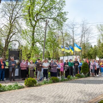 У Солотвині молилися Хресну дорогу біля фігури Ісуса Христа