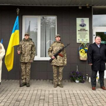 На факультеті туризму ПНУ відкрили меморіальну дошку полеглому захиснику Василю Вінтоняку