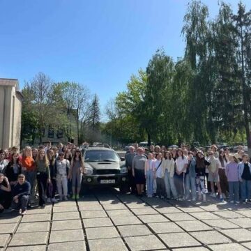 Калуські ліцеїсти передали на фронт «великодній» автомобіль (ФОТО)