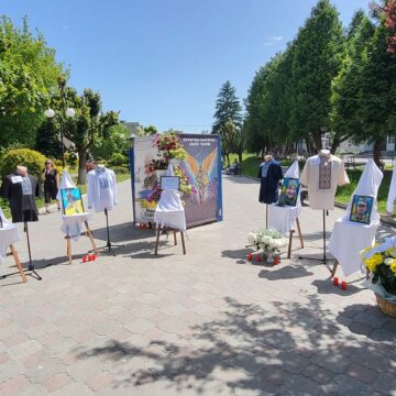 «Їх носили Герої»: у Бурштині влаштували виставку вишиванок полеглих захисників (ФОТО)