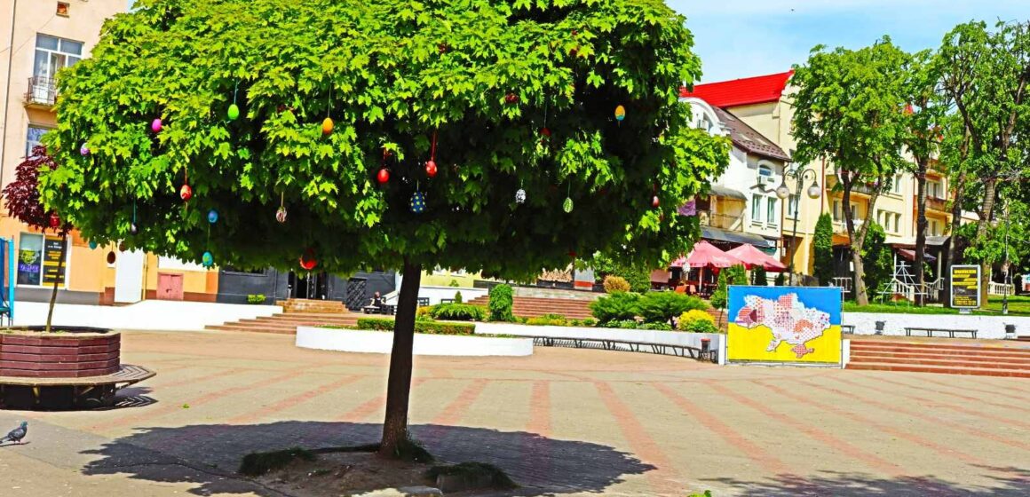 У Калуші площа Героїв вбралась у великодні шати (ФОТО)