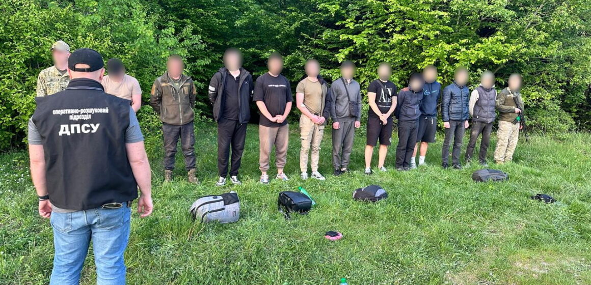 Провальна поїздка: прикордонники затримали чергову групу чоловіків, які намагались втекти за кордон (ФОТО)