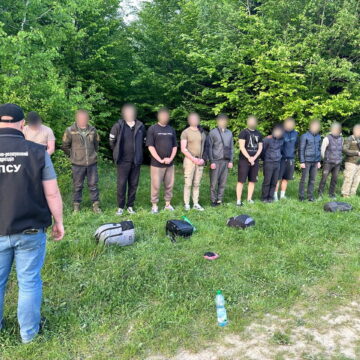 Провальна поїздка: прикордонники затримали чергову групу чоловіків, які намагались втекти за кордон (ФОТО)