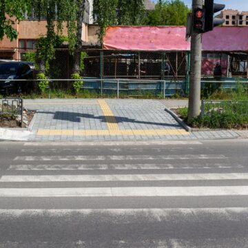 В Івано-Франківську на прохання незрячих людей зробили доступну зупинку (ФОТО)