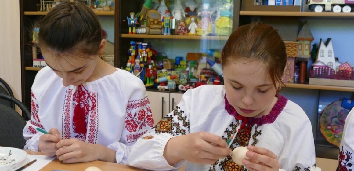Під силу кожному: у Калуші навчають розписувати писанки (ФОТО)