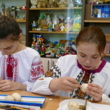 Під силу кожному: у Калуші навчають розписувати писанки (ФОТО)