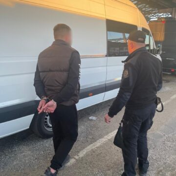 Прикарпатець намагався перевезти чернез кордон у “тайнику” мікроавтобуса 28-річного чоловіка (ФОТО)