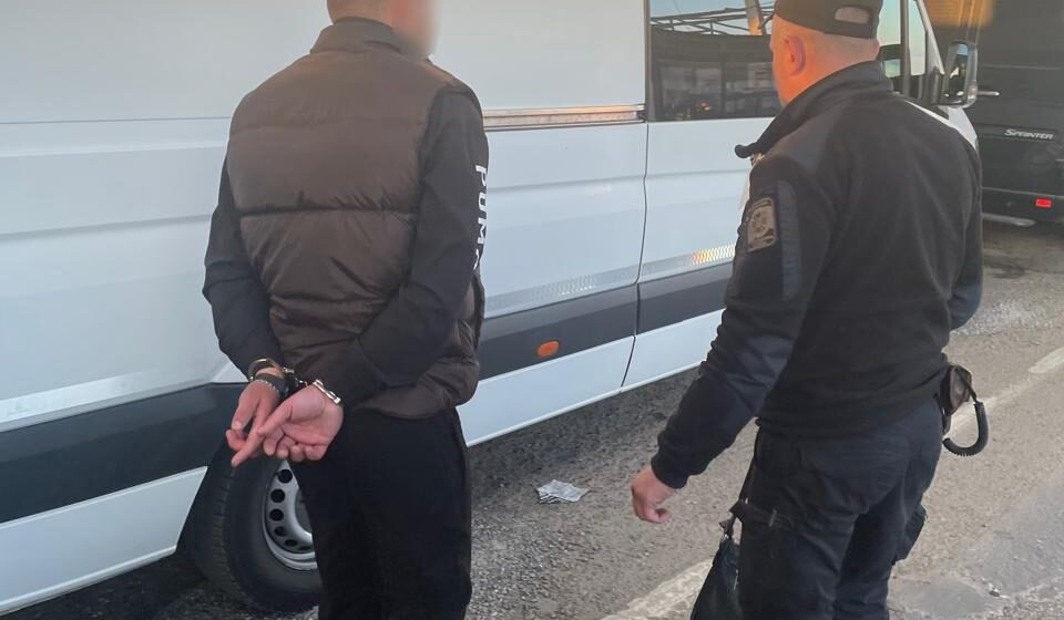 Прикарпатець намагався перевезти чернез кордон у “тайнику” мікроавтобуса 28-річного чоловіка (ФОТО)