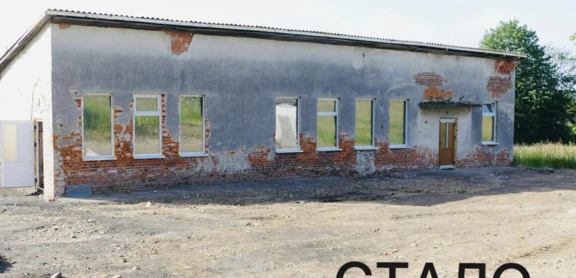 Ремонтні роботи здійснюють власними силами: як громада Боднарова об’єдналась навколо покращення умов у Народному домі (ФОТО)