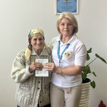 98-річна мешканка Городенківщини оформила закордонний паспорт (ФОТОФАКТ)