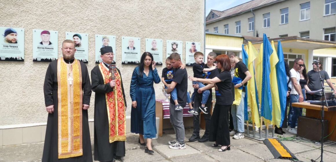На фасаді Калуського ліцею №3 відкрили меморіальні дошки трьом полеглим захисникам