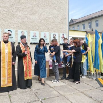 На фасаді Калуського ліцею №3 відкрили меморіальні дошки трьом полеглим захисникам