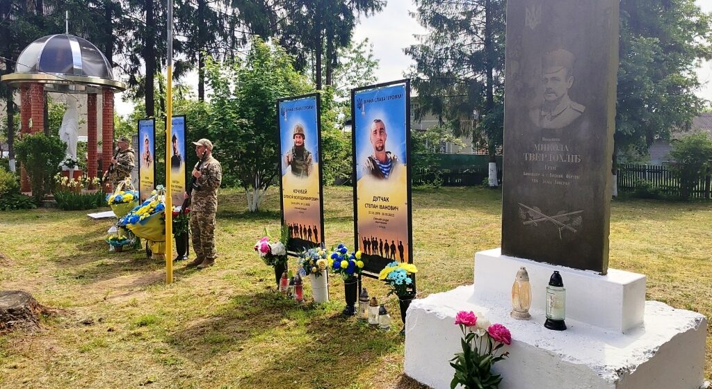 На Тлумаччині встановили меморіальні банери загиблим воїнам 
