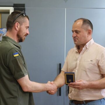 Захисника з позивним Коломия нагороджено нагрудним знаком «Щит громади»