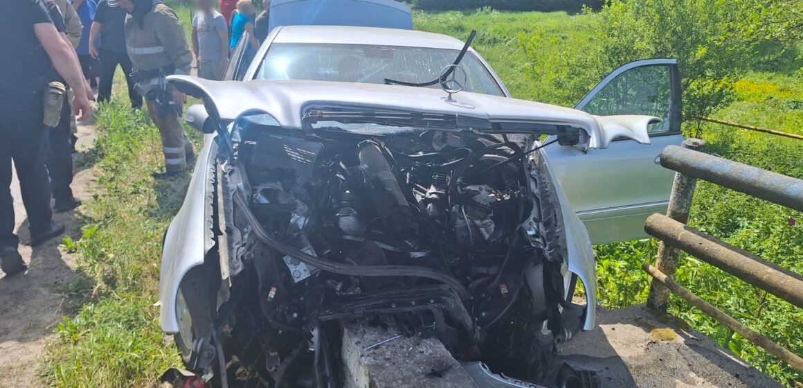 На Калущині легковик врізався у відбійник: травмувались двоє осіб, в тому числі – дитина (ФОТО)