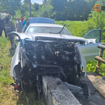 На Калущині легковик врізався у відбійник: травмувались двоє осіб, в тому числі – дитина (ФОТО)