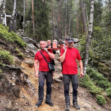 Під час мандрівки скелями Довбуша 12-річний хлопчик травмував ногу: знадобилась допомога рятувальників (ФОТО)