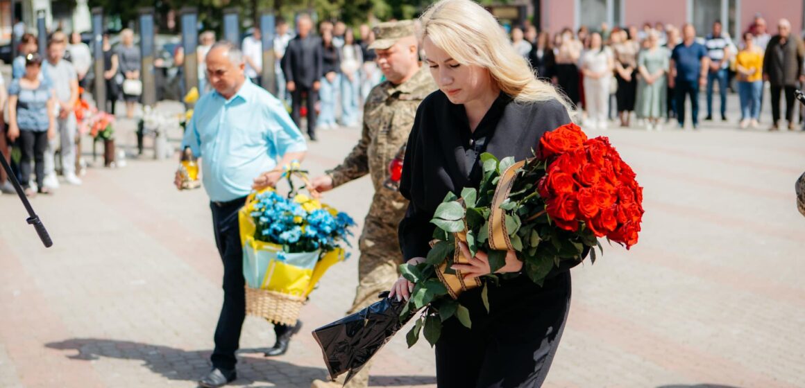 У Тлумачі віддали шану полеглим героям-землякам та вручили їх рідним державні та обласні нагороди (ФОТО)