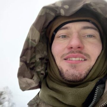 “Я живий. Це – велика перевага”: історія незламності воїна на позивний Апостол, який втратив зір, частково – слух та частини обидвох рук