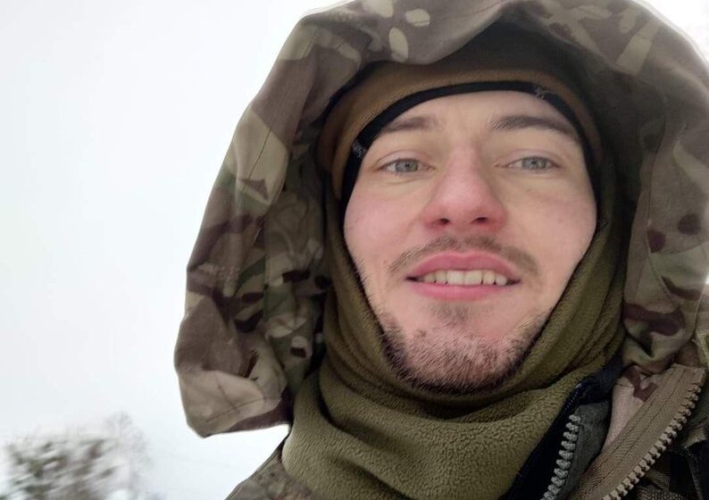 “Я живий. Це – велика перевага”: історія незламності воїна на позивний Апостол, який втратив зір, частково – слух та частини обидвох рук