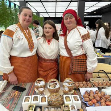 Космацькі писанкарки допомогли встановити рекорд України з наймасовішого розпису писанок Космацькі писанкарки допомогли встановити рекорд України з наймасовішого розпису писанок