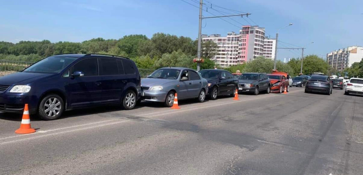 Через неуважність: на пасічнянському мості зіткнулися п’ять автівок Через неуважність: на пасічнянському мості зіткнулися п’ять автівок