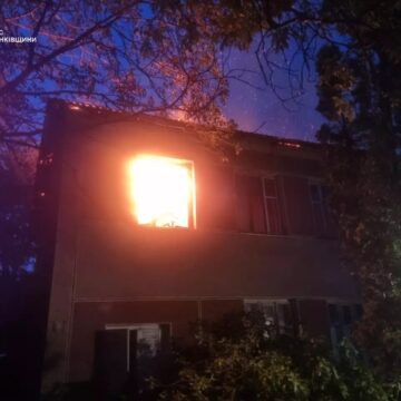 Через пожежу закинутої будівлі на Долинщині ледь не згорів магазин Через пожежу закинутої будівлі на Долинщині ледь не згорів магазин