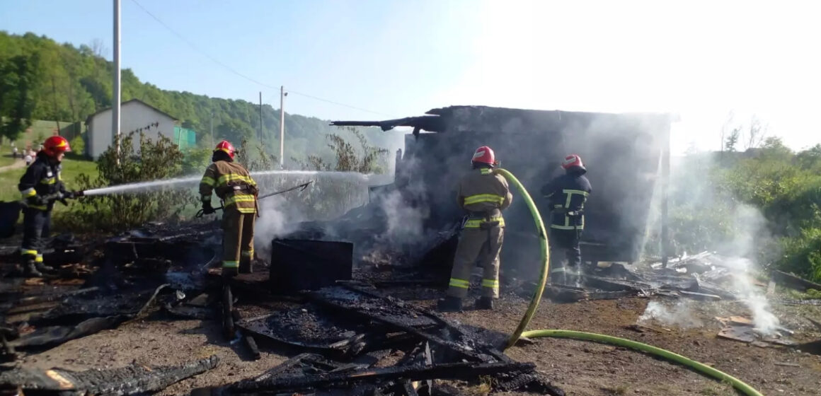 Рятувальники ліквідували пожежу металевого вагончика у Галицькій ТГ