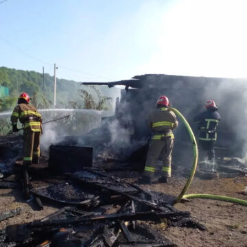 Рятувальники ліквідували пожежу металевого вагончика у Галицькій ТГ