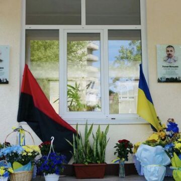 На фасаді Калуського ліцею №2 відкрили меморіальні дошки Воїнам Марату Дадабаєву та Роману Мельнику