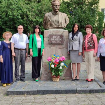 У Калуші вшанували 108-і роковини з дня смерті Івана Франка – до погруддя великого Каменяра поклали квіти