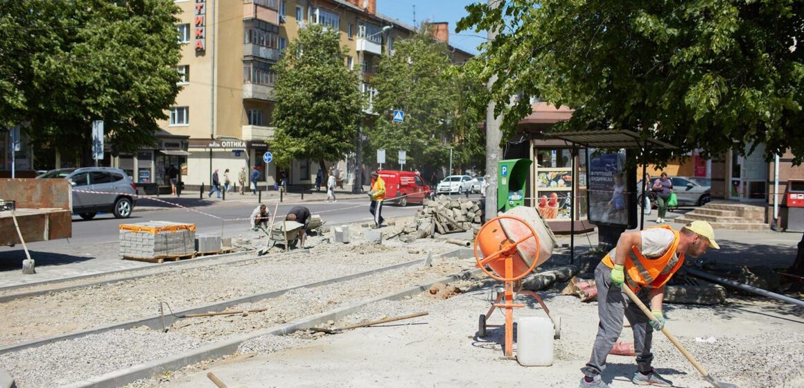 У середмісті Івано-Франківська завершують роботи з пониження тротуарів