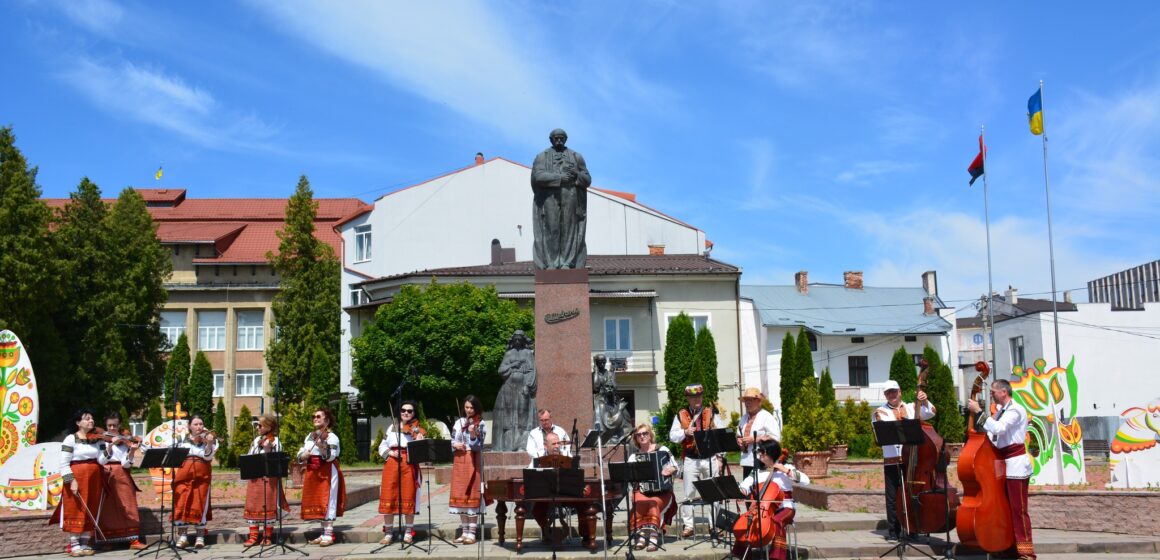 У Надвірній відбулась благодійна програма творчого звіту народного муніципального оркестру народної музики “Аркан” Сергія Орла