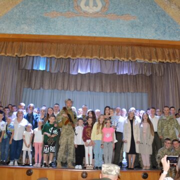 У Надвірній відбулося благодійне театральне дійство “Пальто війни”