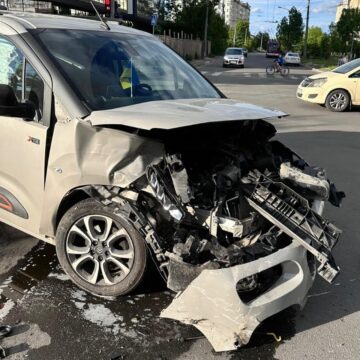Нехтування сигналів світлофора призвело до ДТП за участі трьох автомобілів