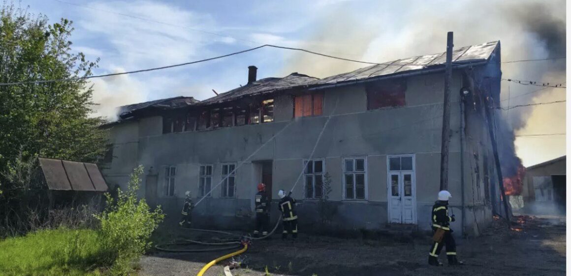 Вогнеборці ліквідували пожежу двоповерхової будівлі у Болехові (ФОТО)