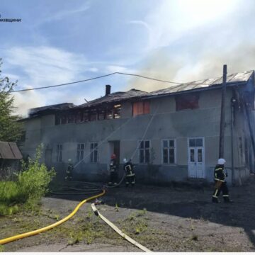 Вогнеборці ліквідували пожежу двоповерхової будівлі у Болехові (ФОТО)