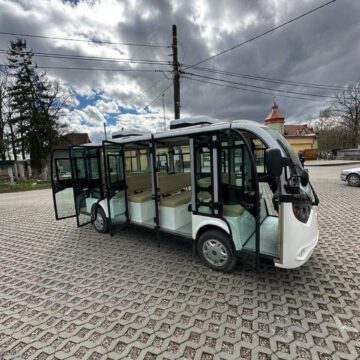 На міському кладовищі курсує безкоштовний електроавтобус На міському кладовищі курсує безкоштовний електроавтобус